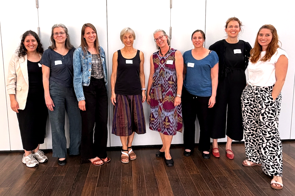 Teamfoto des Nationalen Zentrums Frühe Hilfen. Das Bild steht für fachliche Zusammenarbeit, Koordination und Unterstützung der Frühen Hilfen in Österreich.