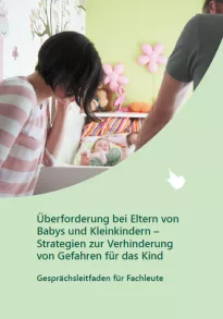 Titelseite eines Gesprächsleitfadens für Fachleute zum Thema Überforderung bei Eltern von Babys und Kleinkindern und zur Verhinderung von Gefahren für das Kind. Im Bild sind Erwachsene und ein Kleinkind in einem Wohnraum zu sehen.