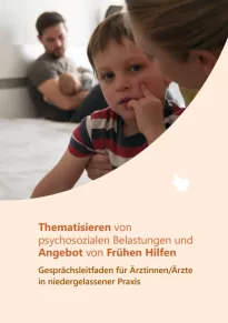 Titelseite einer Broschüre mit Foto eines Kindes im Vordergrund und weiteren Personen im Hintergrund. Titel: „Thematisieren von psychosozialen Belastungen und Angebot von Frühen Hilfen“. Untertitel: „Gesprächsleitfaden für Ärztinnen/Ärzte in niedergelassener Praxis“.