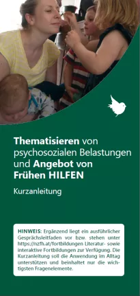 Titelseite einer Kurzanleitung mit Foto einer Familie mit Kleinkindern im häuslichen Umfeld. Titel: „Thematisieren von psychosozialen Belastungen und Angebot von Frühen Hilfen“. Untertitel: „Kurzanleitung“. Hinweis auf ergänzende Fortbildungen und einen ausführlichen Gesprächsleitfaden.