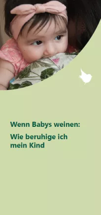 Titelseite einer Broschüre mit Foto eines Babys im Vordergrund. Titel: „Wenn Babys weinen: Wie beruhige ich mein Kind“. Heller grünlicher Hintergrund mit dekorativem Vogel-Symbol.