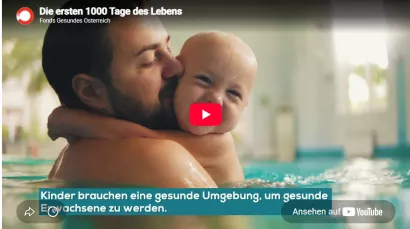 Vorschaubild eines Videos zum Thema frühe Kindheit. Zu sehen ist eine erwachsene Person mit einem Baby im Wasser. Titel des Videos: „Die ersten 1000 Tage des Lebens“. Im Bild eingeblendet: „Kinder brauchen eine gesunde Umgebung, um gesunde Erwachsene zu werden.