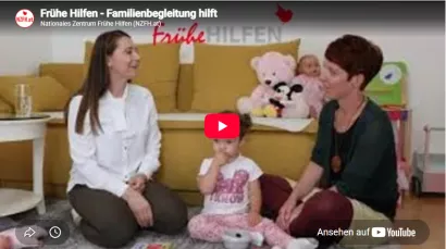 Vorschaubild eines Videos zur Familienbegleitung im Rahmen der Frühen Hilfen. Zu sehen sind mehrere Personen mit einem Kleinkind in einem Wohnraum. Titel des Videos: „Frühe Hilfen – Familienbegleitung hilft“.
