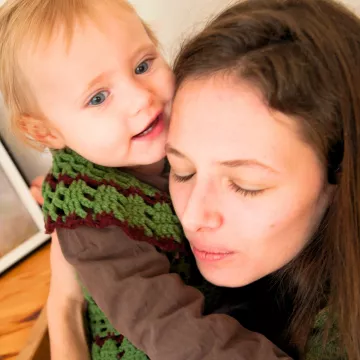 © NZFH.at/Bruckmüller Kleinkind und erwachsene Bezugsperson in engem Kontakt in einer häuslichen Umgebung. Das Bild steht für Bindung, Unterstützung und Begleitung von Familien im Rahmen der Frühen Hilfen.