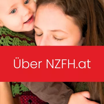 Kleinkind und erwachsene Bezugsperson in engem Kontakt in einer häuslichen Umgebung. Das Bild steht für Bindung, Unterstützung und Begleitung von Familien im Rahmen der Frühen Hilfen.